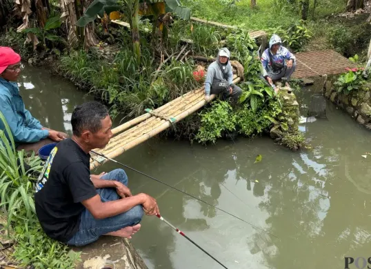Warga memancing ikan di Situ Citongtut, Desa Cicadas, Kecamatan Gunung Putri, Kabupaten Bogor, Senin, 26 Januari 2026. (Sumber: Poskota/Giffar Rivana)