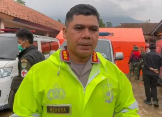 Kabid Humas Polda Jawa Barat Kombes Hendra Rochmawan yang menuturkan pencarian korban bencana tanah longsor di Bandung Barat dibantu anjing pelacak. (Sumber: Mabes Polri)