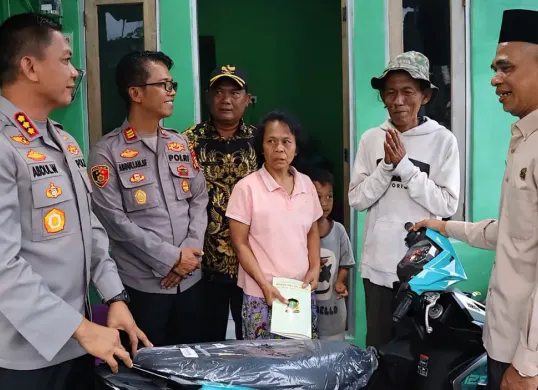 Kapolres Metro Depok, Kombes Pol Abdul Waras memberikan bantuan dan tali asih kepada Ajat Sudrajat penjual es kue di rumahnya Desa Rawa Panjang, Bojonggede, Kabupaten Bogor. (Sumber: Istimewa)