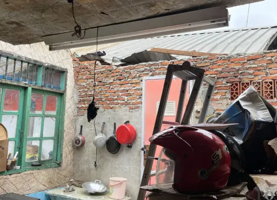 Kondisi rumah warga di Kelurahan Semper Timur, Cilincing, Jakarta Utara, terdampak angin kencang, Selasa, 27 Januari 2026. (Sumber: Poskota/Pandi Ramedhan)