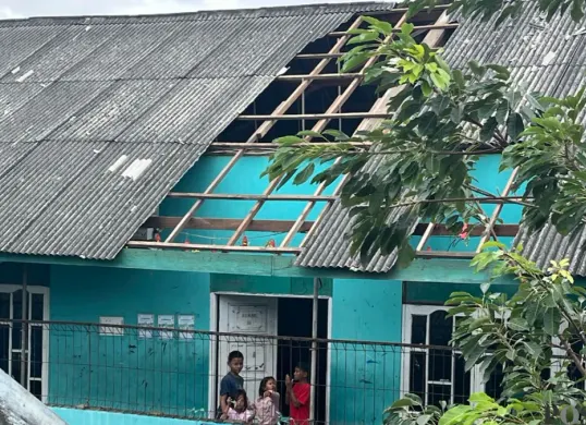 Potret kondisi atap sekolah di Cilincing, Jakarta Utara yang rusak diterpa angin kencang. (Sumber: Poskota/Pandi Ramedhan)