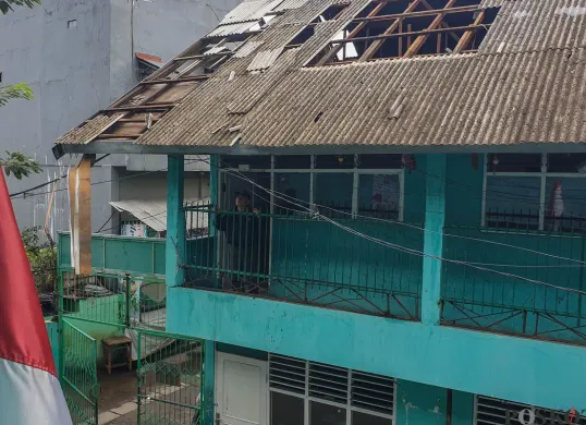 Atap Sekolah Hancur Akibat Puting Beliung di Cilincing