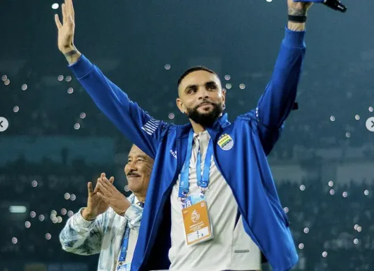 Layvin Kurzawa saat diperkenalkan sebagai pemain anyar Persib Bandung di Stadion Gelora Bandung Lautan Api (GBLA), Januari 2026. (Sumber: Instagram/@kurzawa)