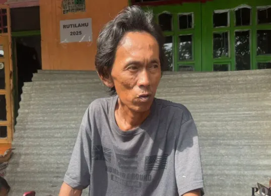 Penjual es kue keliling, Suderajat ditemui di rumahmua wilayah Bojonggede, Kabupaten Bogor, Selasa, 27 Januari 2026. (Sumber: Poskota/Giffar Rivana)