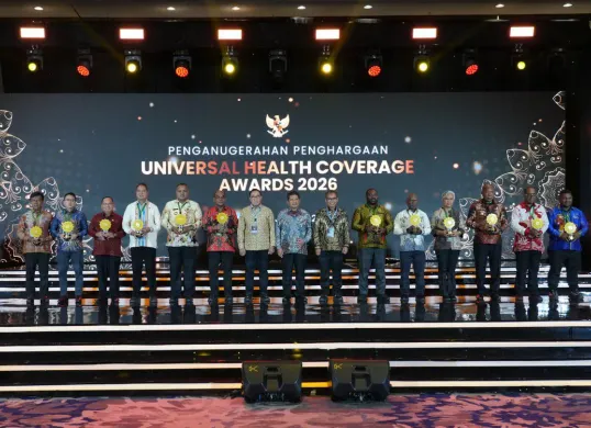 Perwakilan kepala daerah dari 31 provinsi serta 397 kabupaten/kota menerima penghargaan UHC Awards 2026 dari BPJS Kesehatan di Jakarta, Selasa, 27 Januari 2026. (Sumber: Kedeputian Bidang Komunikasi Organisasi BPJS Kesehatan)