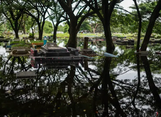 Kondisi TPU Semper yang Tergenang Banjir Akibat Cuaca Ekstrem