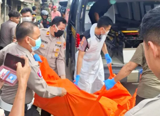Petugas tengah melakukan evakuasi jasad lansia yang ditemukan tewas di gubuk kosong. (Sumber: Polsek Cikande)