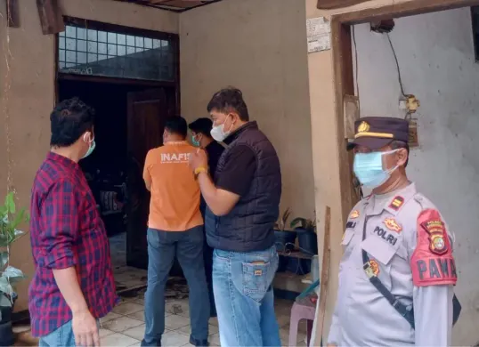 Penemuan mayat pria lanjut usia (lansia) yang ditemukan di dalam rumahnya yang berlokasi di Komplek Joglo Baru Blok 5, Kembangan, Jakarta Barat, Selasa, 27 Januari 2026 siang. (Sumber: Istimewa)