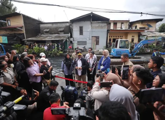 Gubernur DKI Jakarta Pramono Anung saat meninjau pengerukan Kali Cakung Lama di Jakarta Utara, Selasa, 27 Januari 2026. (Sumber: Kominfo)