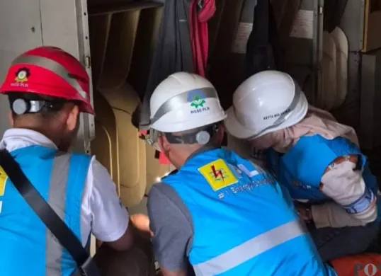 Petugas PLN UP3 Cimahi memeriksa genset untuk memastikan pasokan listrik di lokasi longsor Cisarua, Kabupaten Bandung Barat, tetap aman. (Sumber: Poskota/Gatot Poedji Utomo)