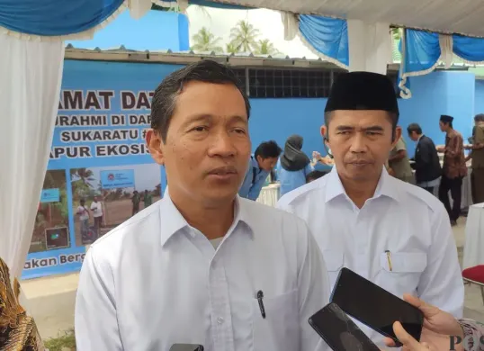 Wakil Ketua Satgas MBG Banten, Komarudin saat menghadiri peresmian dapur SPPG di Pandeglang. (Sumber: Poskota/Samsul Fatoni)