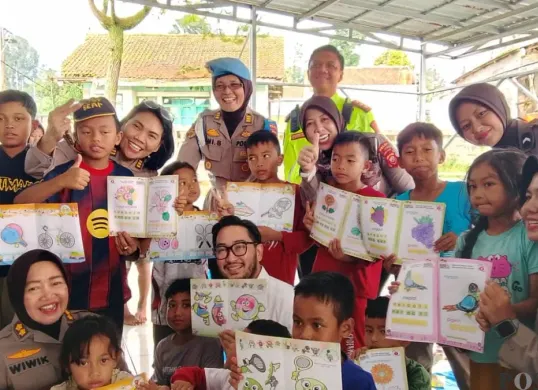 Kegiatan trauma healing diberikan kepada anak-anak korban bencana longsor di Desa Pasirlangu, Kecamatan Cisarua, Kabupaten Bandung Barat. (Sumber: Poskota/Gatot Poedji Utomo)