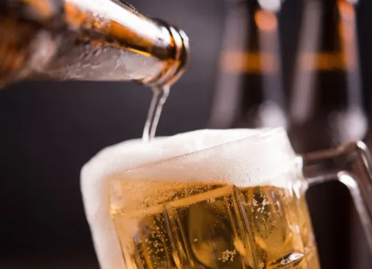 Ilustrasi. Polisi menyita ratusan botol miras di Kabupaten Serang. (Sumber: Freepik/@jcomp)