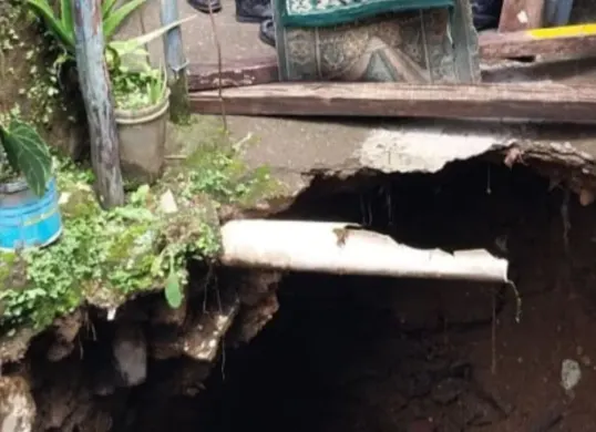 Kondisi tanah ambles di Desa Tugu Selatan, Kecamatan Cisarua, Puncak, Kabupaten Bogor. (Sumber: Dok. BPBD Bogor)