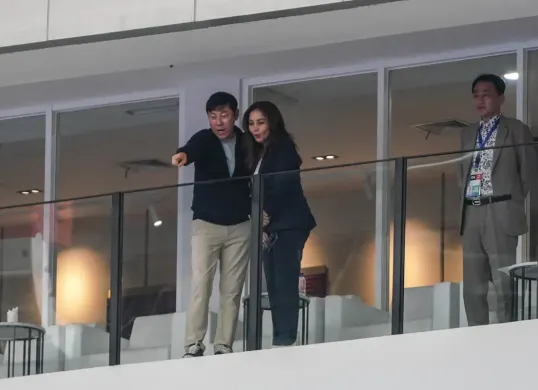 Shin Tae-yong menyaksikan langsung pertandingan Timnas Futsal Indonesia melawan Korea Selatan di Indonesia Arena, Senayan, Jakarta, Selasa, 27 Januari 2026. (Sumber: Poskota/Bilal)