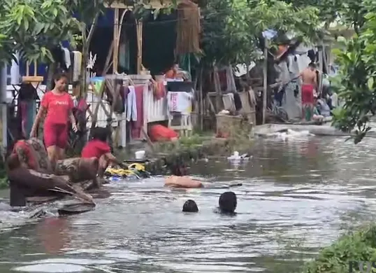 Warga sedang mencuci dan mandi di saluran irigasi Desa Cirumpak, Kecamatan Kronjo, Kabupaten Tangerang, Rabu, 28 Januari 2026. (Sumber: Poskota/Veronica Prasetio)