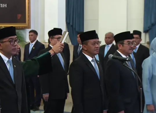 Presiden Prabowo Subianto melantik 16 anggota Dewan Energi Nasional di Istana Kepresidenan Jakarta, Rabu, 28 Januari 2026, sebagai upaya memperkuat kebijakan dan ketahanan energi nasional. (Sumber: Youtube/@sekretariat presiden)