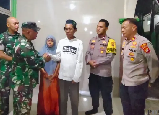 Aparat menyambangi rumah pedagang es kue viral di Desa Rawa Panjang, Kecamatan Bojonggede, Kabupaten Bogor, Selasa, 27 Januari 2026. (Sumber: Poskota/Angga Pahlevi)