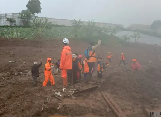 Hingga Rabu 28 Januari 2026, anggota BNPB terus melakukan pencarian korban. (Sumber: Poskota/Gatot Poedji Utomo)