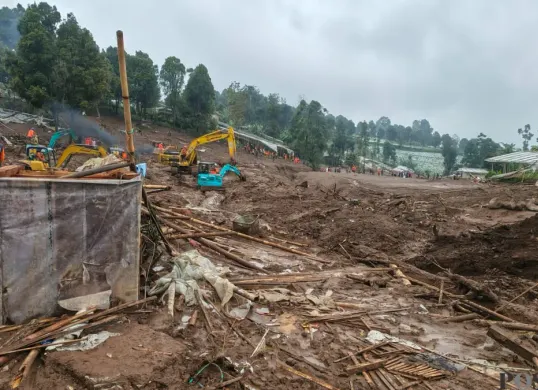 Tim SAR Gabungan saat melakukan pencarian korban di lokasi Longsor Desa Pasirlangu, Rabu 28 Januari 2026. (Sumber: Poskota/Gatot Poedji Utomo)