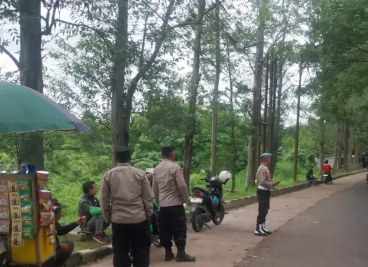 Polisi menyisir Jalan Raya Pemda, Desa Budimulya, Kecamatan Cikupa. Kabupaten Tangerang, Selasa, 27 Januari 2026. (Sumber: Dok. Polresta Tangerang)