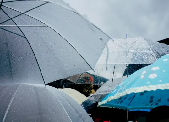 Prakiraan cuaca terbaru untuk wilayah Jakarta, Bogor, Depok, Bekasi, dan Tangerang (Jabodetabek) pada hari ini, Kamis, 29 Januari 2026. (Sumber: Freepik/Jcomp)