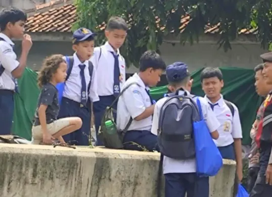 Anggota patroli pimpinan Kanit Samapta Polsek Cinere, Iptu Noufik membubarkan anak-anak pelajar SMP yang sedang nongkrong di jalan. (Sumber: Polsek Cinere)