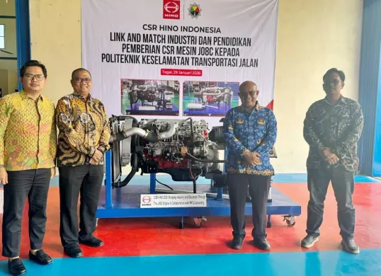 Hino Motors Sales Indonesia menyalurkan CSR berupa Engine Running Hino 500 Seri J08C. (Sumber: Hino)