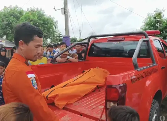 Proses evakuasi korban. (Sumber: Poskota/Veronica Prasetio)