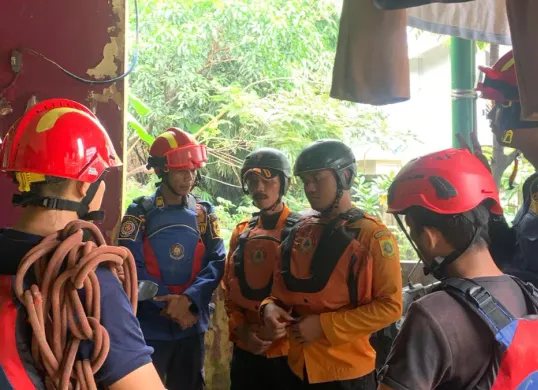 Tim SAR gabungan berdiskusi sebelum melakukan pencarian bocah hanyut di Kali Jantung Cibinong. (Sumber: BPBD)