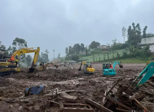 Petugas saat melakukan pencarian korban di Lokasi Longsor Cisarua, Kabupaten Bandung Batat. (Sumber: Poskota/Gatot Poedji Utomo)