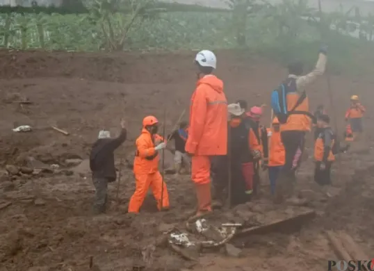 Tim Sar saat melakukan pencarian korban tertimbun longsor, di Desa Pasirlangu Kecamatan Cisarua, Kabupaten Bandung Barat. (Sumber: Poskota/Gatot Poedji Utomo)