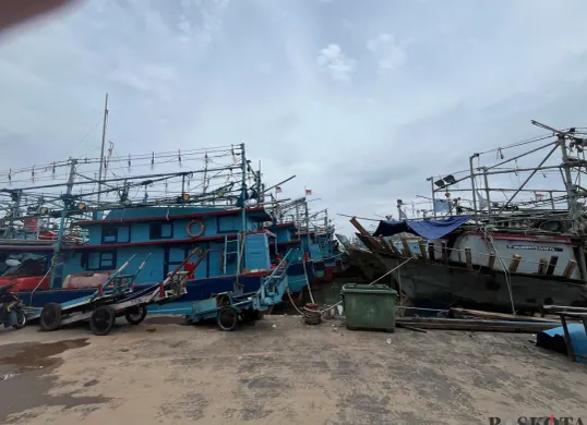 Suasana di Dermaga T Pelabuhan Muara Angke, Penjaringan, Jakarta Utara, Kamis, 29 Januari 2026, terlihat kapal-kapal nelayan yang sedang bersandar. (Sumber: Poskota/Pandi Ramedhan)