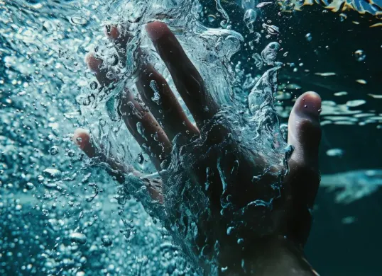 Ilustrasi. Seorang pria dikabarkan hilang seusai tercebur ke Sungai Cimanceuri, Kecamatan Mauk, Kabupaten Tangerang. (Sumber: Freepik/@freepik)