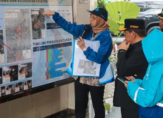 Kepala Dinas SDA Jakarta, Ika Agustin Ningrum menjelaskan skema normalisasi Ciliwung di Kelurahan Cawang, Jakarta Timur, Kamis, 29 Januari 2026. (Sumber: Dok. Pemprov Jakarta)