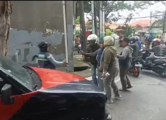 Petugas menjaring puluhan Pak Ogah di wilayah Kecamatan Cengkareng, Jakarta Barat, Rabu, 28 Januari 2026. (Sumber: Istimewa)