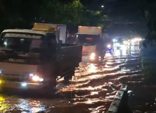 Kondisi genangan di ruas Jalan Daan Mogot, Cengkareng, Jakarta Barat, Kamis, 29 Januari 2026 malam (Sumber: Istimewa)