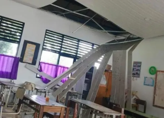 Plafon ruang kelas SDN Budi Mulya ambruk. (Sumber: Istimewa)