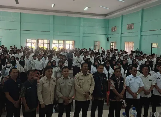 Ratusan relawan SPPG dari beberapa kecamatan di Pandeglang saat mengikuti pelatihan penjamah makanan. (Sumber: Poskota/Samsul Fatoni)