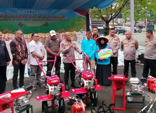 Kapolda Jabar Irjen Rudi Setiawan memberikan benih jagung sekaligus beri wawasan ketahan pangan kepada Kelompok Tani Cikalong, Kamis, 29 Januari 2026. (Sumber: Poskota/Gatot Poedji Utomo)