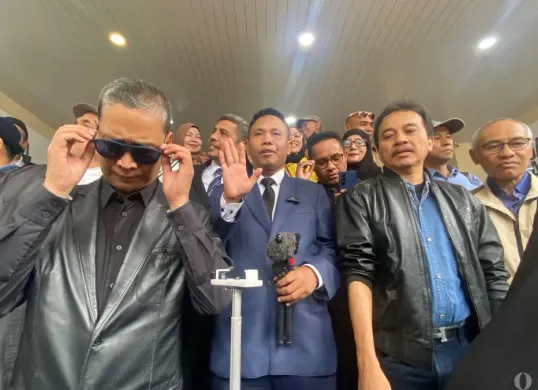 Mantan Menteri Pemuda dan Olahraga (Menpora) Roy Suryo bersama tim kuasa hukumnya berencana melaporkan balik Eggi Sudjana dan Damai Hari Lubis ke Polda Metro Jaya, Kamis, 29 Januari 2026. (Sumber: Poskota/Ali Mansur)
