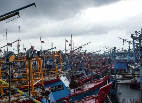 Penampakan kapal nelayan terparkir di Pelabuhan Muara Angke, Jakarta Utara. (Sumber: Poskota/Bilal Nugraha Ginanjar)