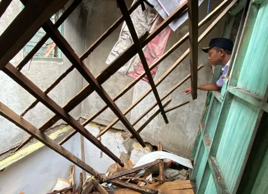 Lurah Jelambar Pradista meninjau rumah lansia rusak di Jalan Satria 6, Grogol Petamburan, Jakarta Barat, Rabu, 28 Januari 2026. (Sumber: Dok. Istimewa)