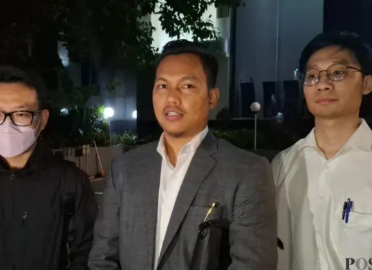 Kuasa hukum pelapor, Jajang saat ditemui di di Polda Metro Jaya atas kasus dugaan dugaan penipuan investasi trading kripto yang dikaitkan dengan influencer Timothy Ronald dan Kalimasada. (Sumber: Poskota/Ali Mansur)