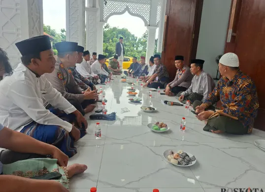 Kapolsek Cimanggis Kompol Jupriono saat memberikan imbauan kamtibmas kepada warga dalam kegiatan Jumat Curhat di Masjid Agung Jami Al Husmah, Tapos, Depok. (Sumber: Poskota/Angga Pahlevi)