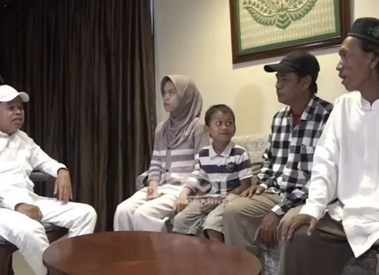 Dedi Mulyadi memarahi Sudrajat, penjual es gabus yang pengakuannya berubah-ubah soal biaya sekolah dan rumah. (Sumber: YouTube/KANG DEDI MULYADI CHANNEL)