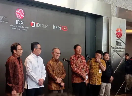 Mahendra Siregar dan Sejumlah pimpinan OJK resmi mengundurkan diri sebagai bentuk tanggung jawab moral atas penurunan IHSG dua hari terakhir. (Sumber: X/@stockbit)