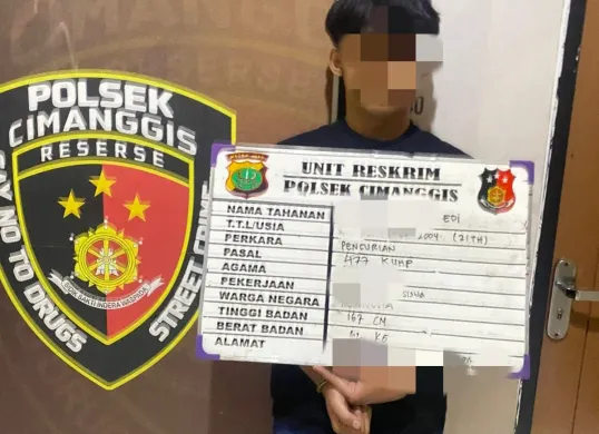 Petugas Polsek Cimanggis mengamankan pelaku pencurian ruko kosong berinisial ET, 21 tahun, beserta barang bukti hasil kejahatan di Depok. (Sumber: Istimewa)