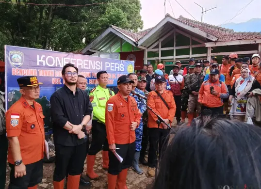 Kepala Basarnas, Marsekal Madya TNI Mohammad Syafii (tengah), berikan peryataan kepada awak media, di Cisarua Bandung Barat, Jumat 30 Januari 2026. (Sumber: Poskota/Gatot Poedji Utomo)