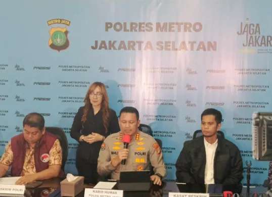 Polres Metro Jakarta menggelar konferensi pers terkait penghentian penyidikan kasus kematian seorang selebgram Lula Lahfah, di Polres Jakarta Selatan, Jumat, 30 Januari 2026. (Sumber: Poskota/Ali Mansur)